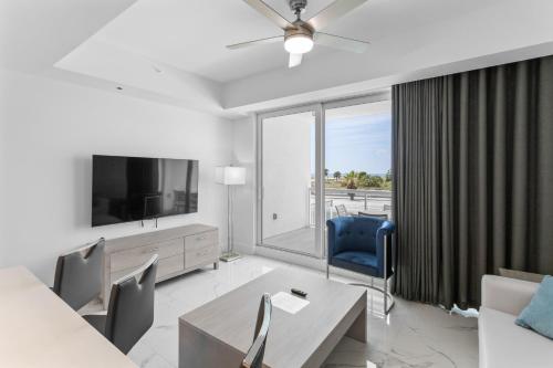 494300668 Ocean Club Treasure Island Hotel