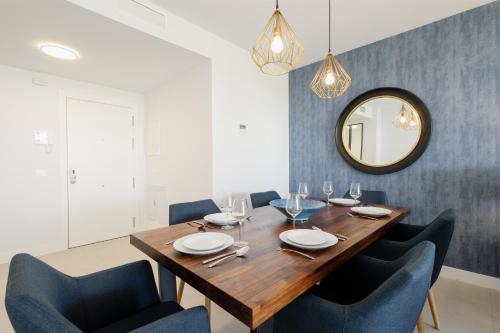 Luxurious 2 bedroom apartment close to the beach in Estepona - image 4