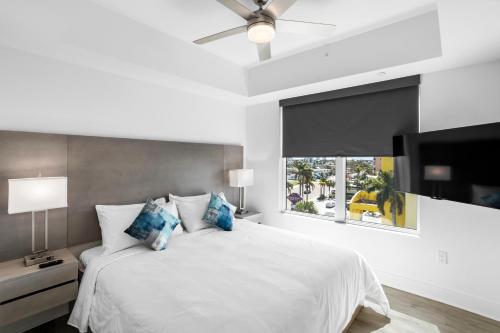 494303497 Ocean Club Treasure Island Hotel