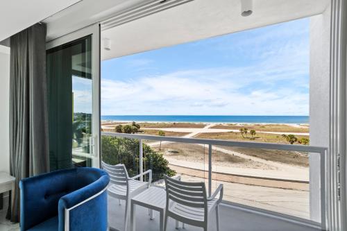 494303647 Ocean Club Treasure Island Hotel