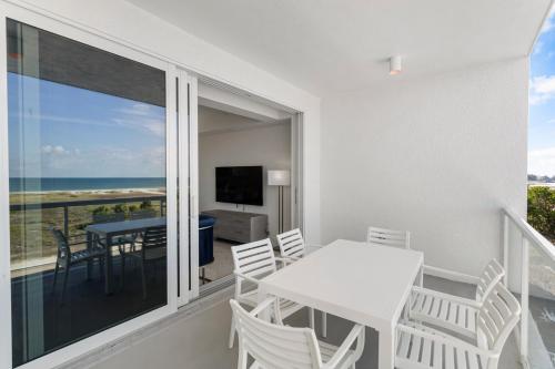 494305277 Ocean Club Treasure Island Hotel