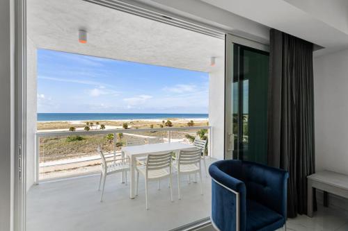 494305386 Ocean Club Treasure Island Hotel