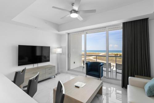 494309915 Ocean Club Treasure Island Hotel