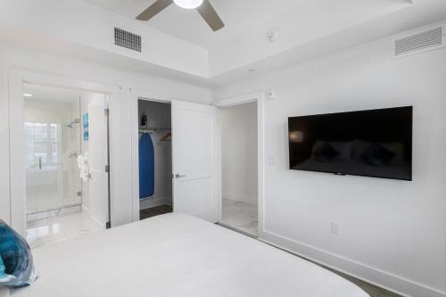 494310356 Ocean Club Treasure Island Hotel