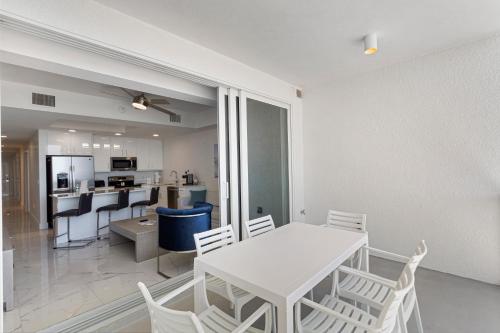 494310376 Ocean Club Treasure Island Hotel