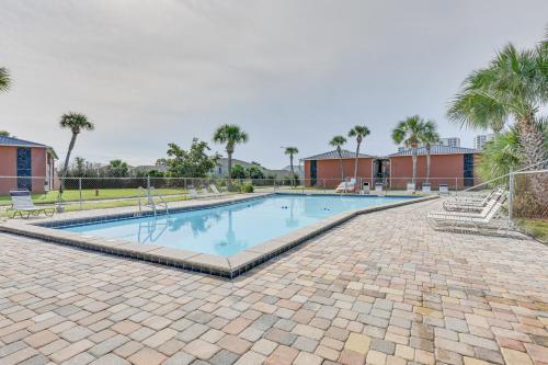 Bright Destin Condo with Community Pool!