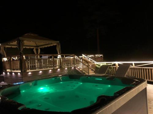 Timber cottages with jacuzzi and sauna near lake Vänern