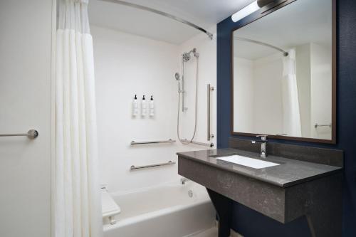 Fairfield Inn & Suites Auburn Opelika - image 10