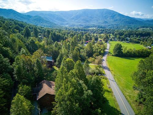 Paradise Found Hot Tub Mtn Views Game Room 560 FREE tickets each paid day! - image 8
