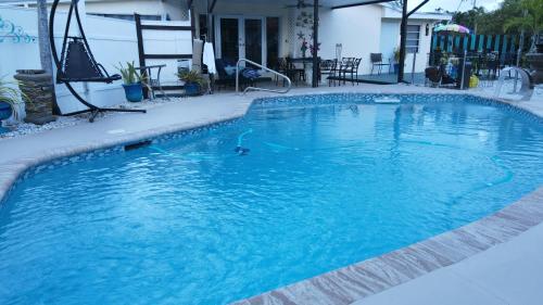 JUNGLE TO BEACH 4 R 3 BR Family and Pet Heated pool N Airport N Beach N Hard Rock in Fort Lauderdale, USA