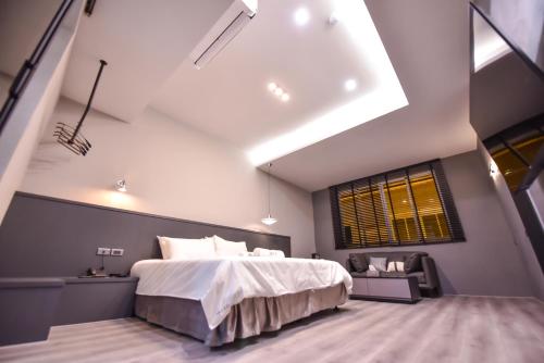 Queen Room image 10