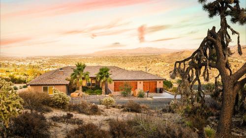 Entrance, Desert villa with great views, hot tub and mini-golf in Yucca Valley (CA)