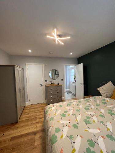 En-suite Double Room - Private Entrance & Free Parking