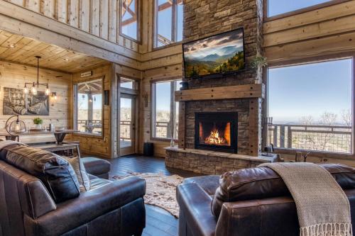 Moonshiners Hideout Hot Tub Game Room Pool