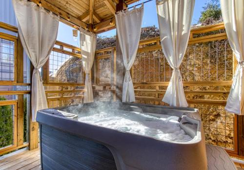 Moonshiners Hideout Hot Tub Game Room Pool in Gatlinburg, USA