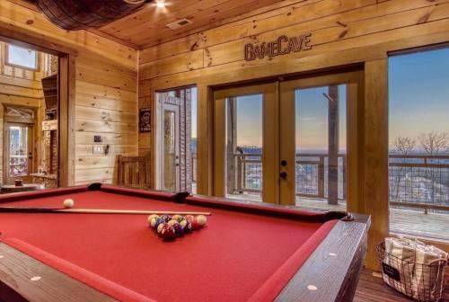 Moonshiners Hideout Hot Tub Game Room Pool in Gatlinburg, USA