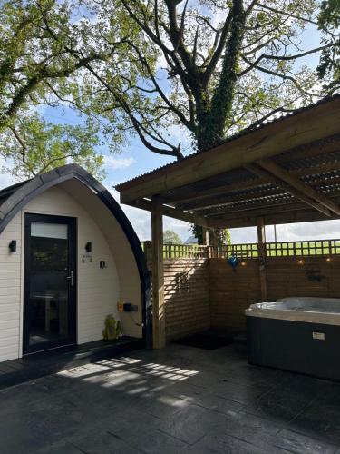 Paddock Pod - Sleeps 4 & Roofed Over Private Hot Tub