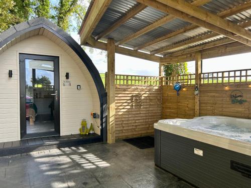 Paddock Pod - Sleeps 4 & Roofed Over Private Hot Tub