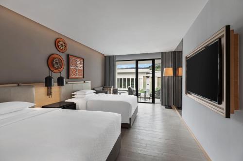 Deluxe, Guest room, 2 Double, Balcony room in Four Points by Sheraton Phuket Patong Beach Resort