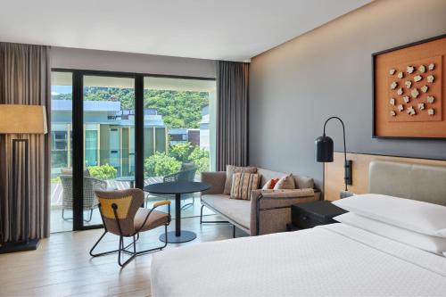 Deluxe Guest room, 1 King, Balcony image 8