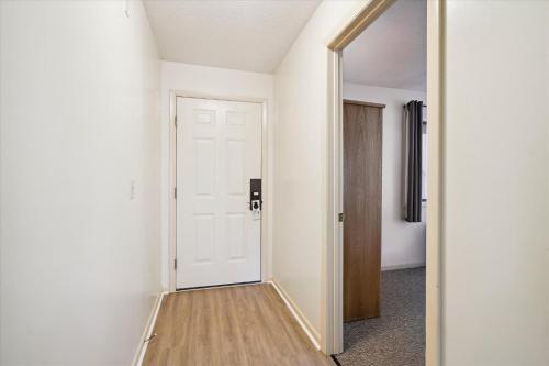 Cedarbrook Two Queen Bed Standard Hotel Room with outdoor heated pool 102 in Killington, USA
