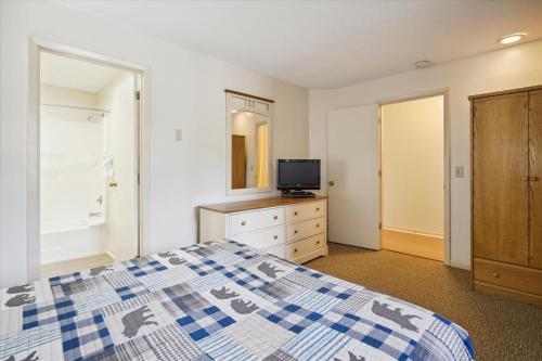 Cedarbrook Two Queen Bed Standard Hotel Room with outdoor heated pool 102 in Killington, USA