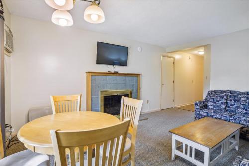 Cedarbrook Two Queen Bed Standard Hotel Room with outdoor heated pool 102 in Killington, USA