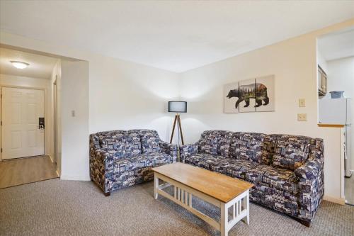 Cedarbrook Two Queen Bed Standard Hotel Room with outdoor heated pool 102 in Killington, USA