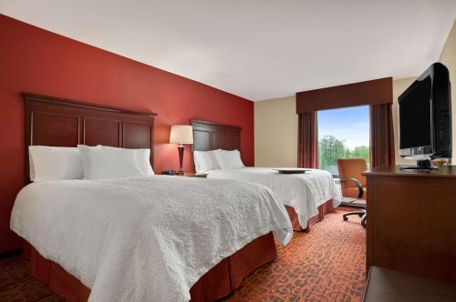 Hampton Inn Magnolia - image 11