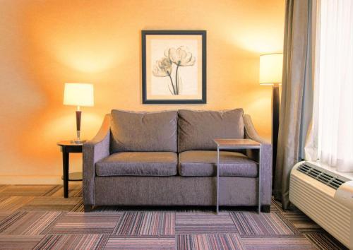 2 queen beds, 1 sofa bed