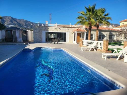 Sunny Villa Mijas with large pool free parking, Malaga