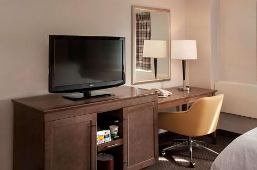 Hampton Inn & Suites Milwaukee Downtown - image 2