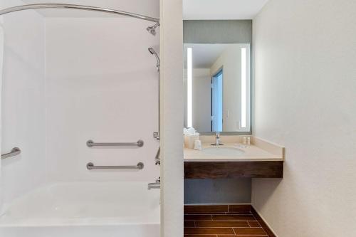 King Room with Accessible Tub - Mobility Access image 5