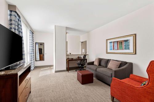 One-Bedroom King Suite with Sofa Bed image 5