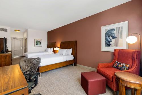 Queen Room with Two Queen Beds image 4