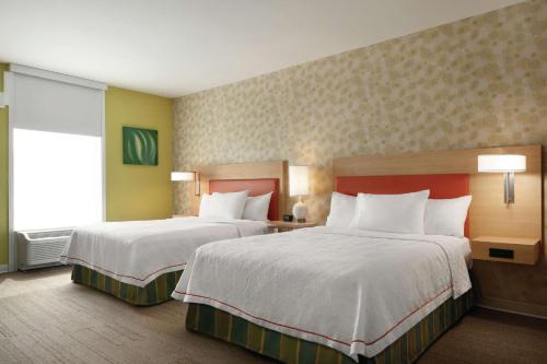 2 queen beds, 1 sofa bed