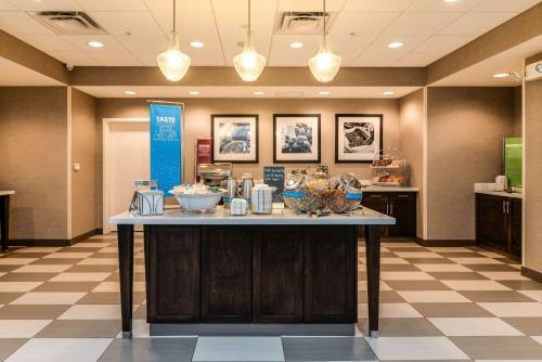 อาหารและเครื่องดื่ม, แฮมป์ตัน อินน์ ไบร์ทตัน (Hampton Inn Brighton) in ไบร์ทตัน (MI)