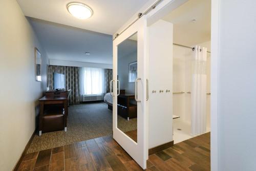 King Room with Roll-In Shower - Mobility Access/Non-Smoking