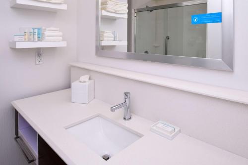 Hampton Inn El Centro - image 6