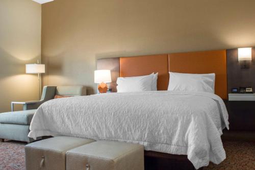 HAMPTON INN PARKER AZ Room Type - King Room with Sofa Bed - Non-Smoking