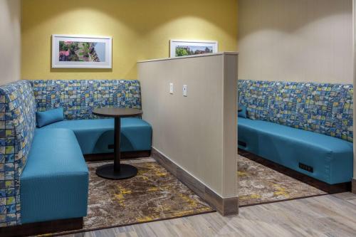 Hampton Inn & Suites Burlington - image 11