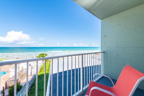 Direct Oceanfront Private Balcony Tiki King bed