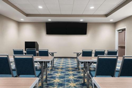Hampton Inn Champaign Southwest - image 14