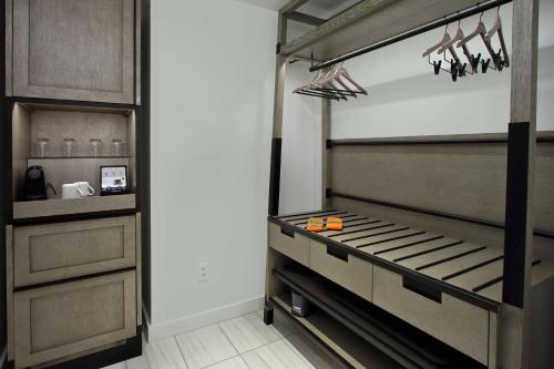 Queen Room with Two Queen Beds and Roll-In Shower - Mobility Access