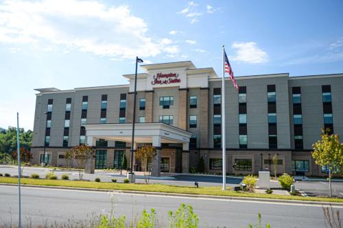 Hampton Inn & Suites Lenoir, NC