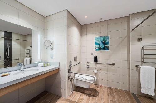King Room - Mobility Accessible  image 6