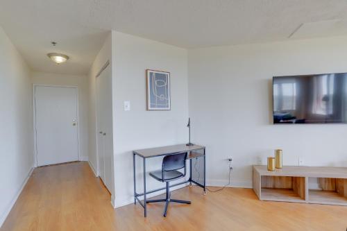Gorgeous Apt with Rooftop City View @Pentagon City in Arlington, USA