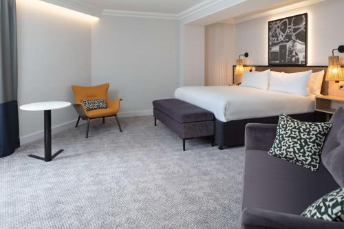 1 king bed, 1 sofa bed