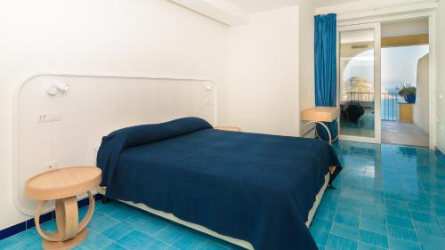 1 king bed, 2 twin beds