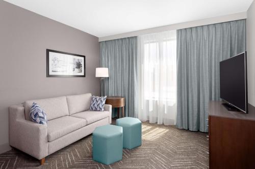 DoubleTree by Hilton Charleston Mount Pleasant - Tap to explore photos